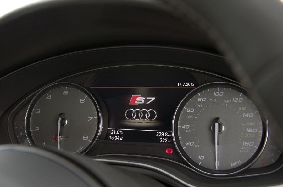 Панель приборов Audi S7 Sportback 2012 года  (UK) (фото 15 из 17)